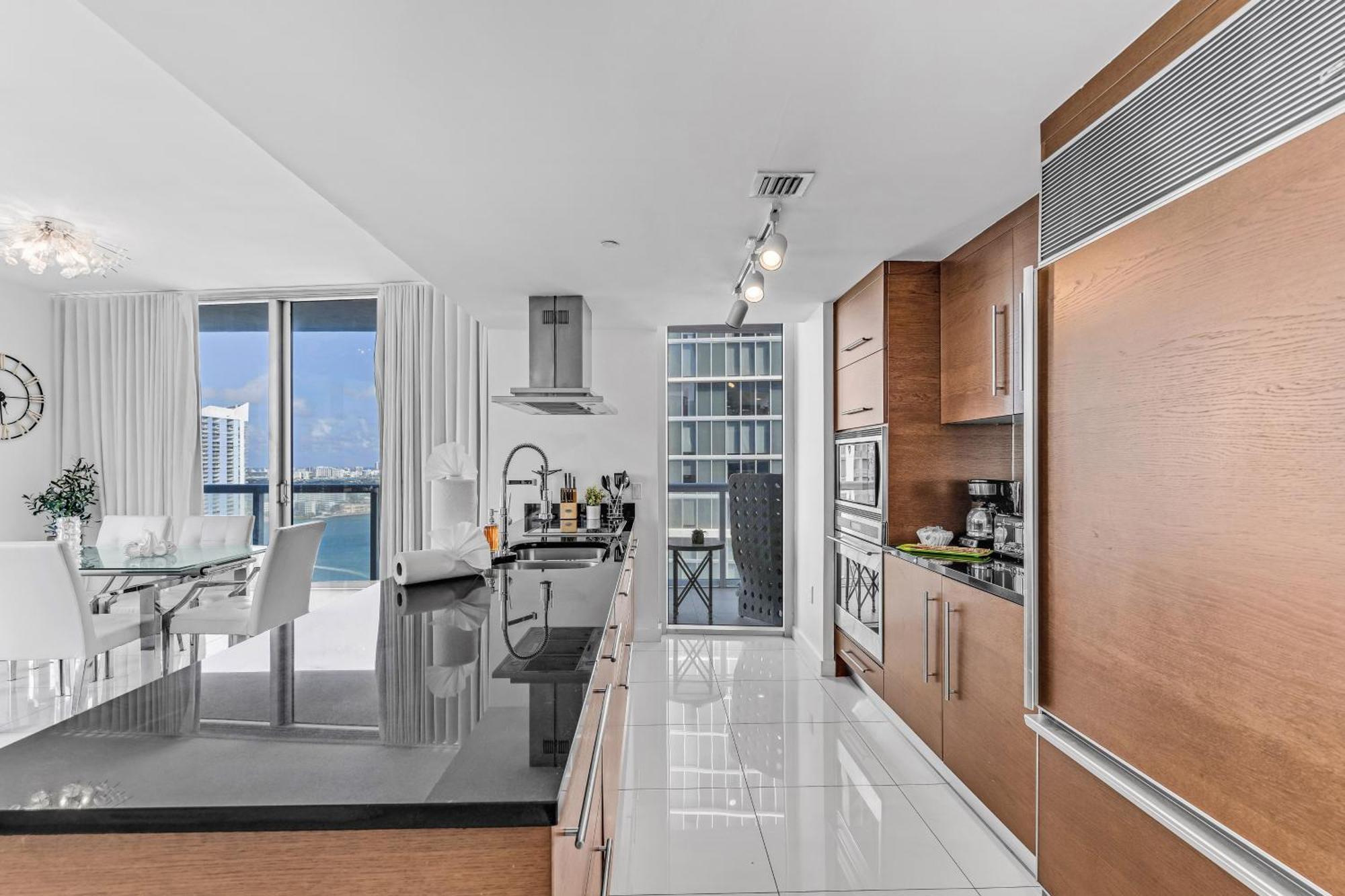 Luxurious Condo At Icon With Views Μαϊάμι Εξωτερικό φωτογραφία